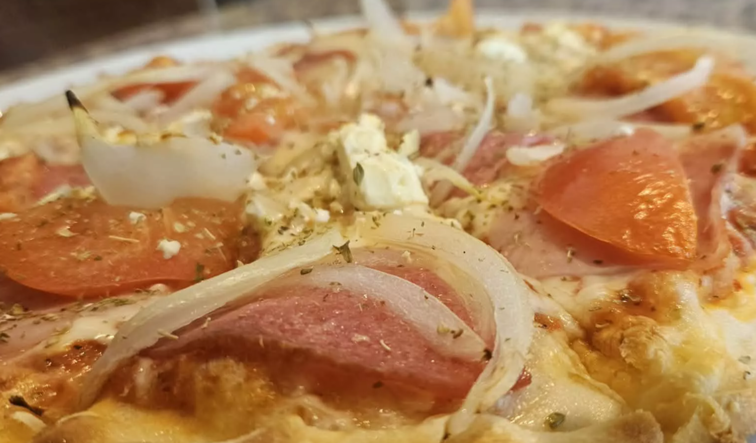 Nahaufnahme einer Pizza mit frischen Zutaten