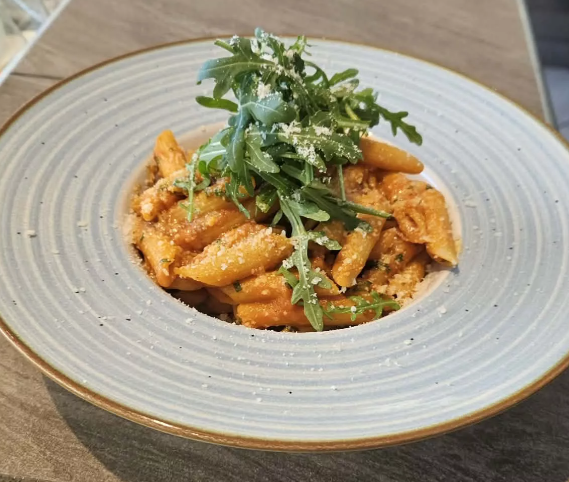 Pasta-Gericht frisch angerichtet auf Teller