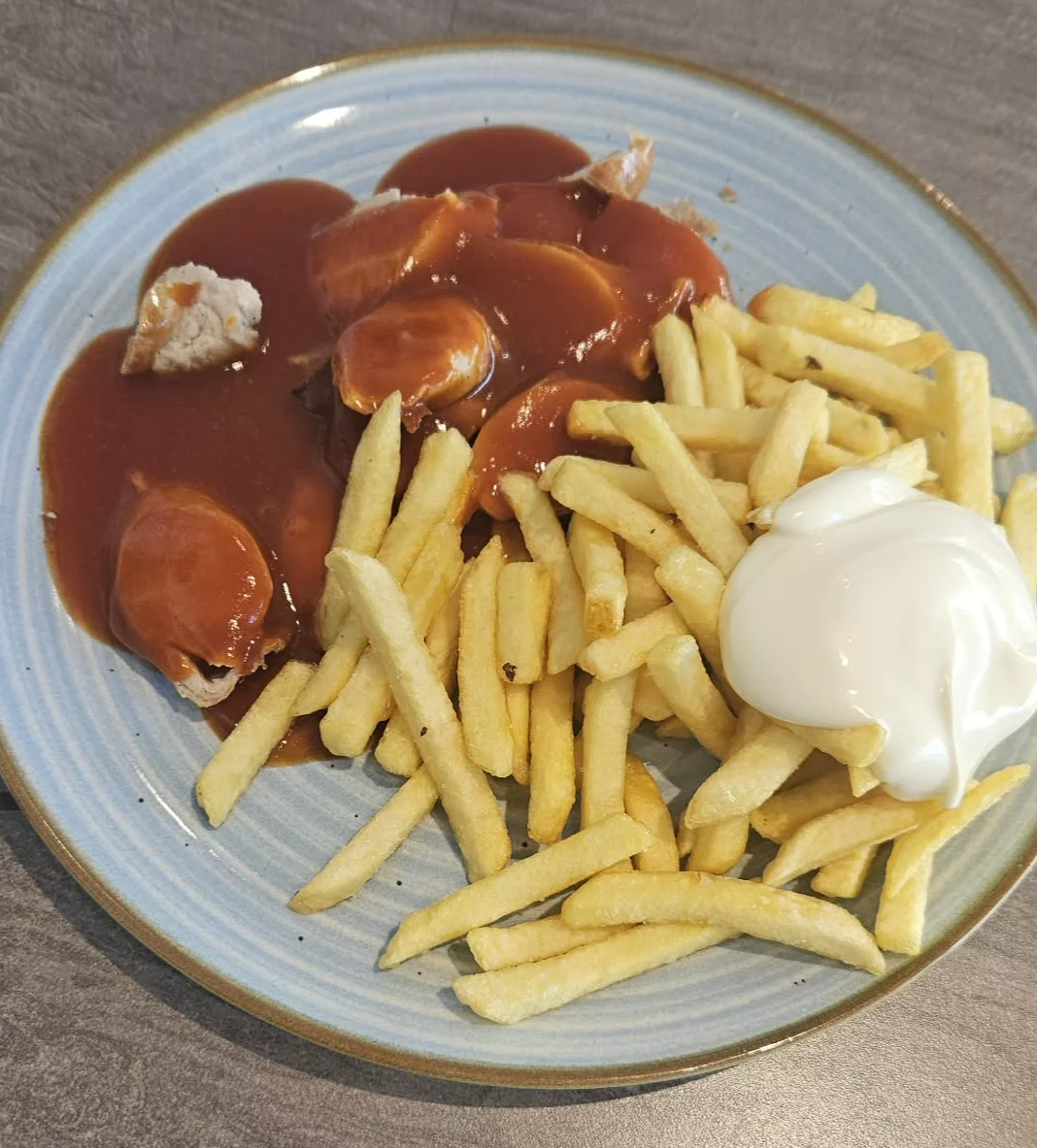 Currywurst, Pommes, Mayo