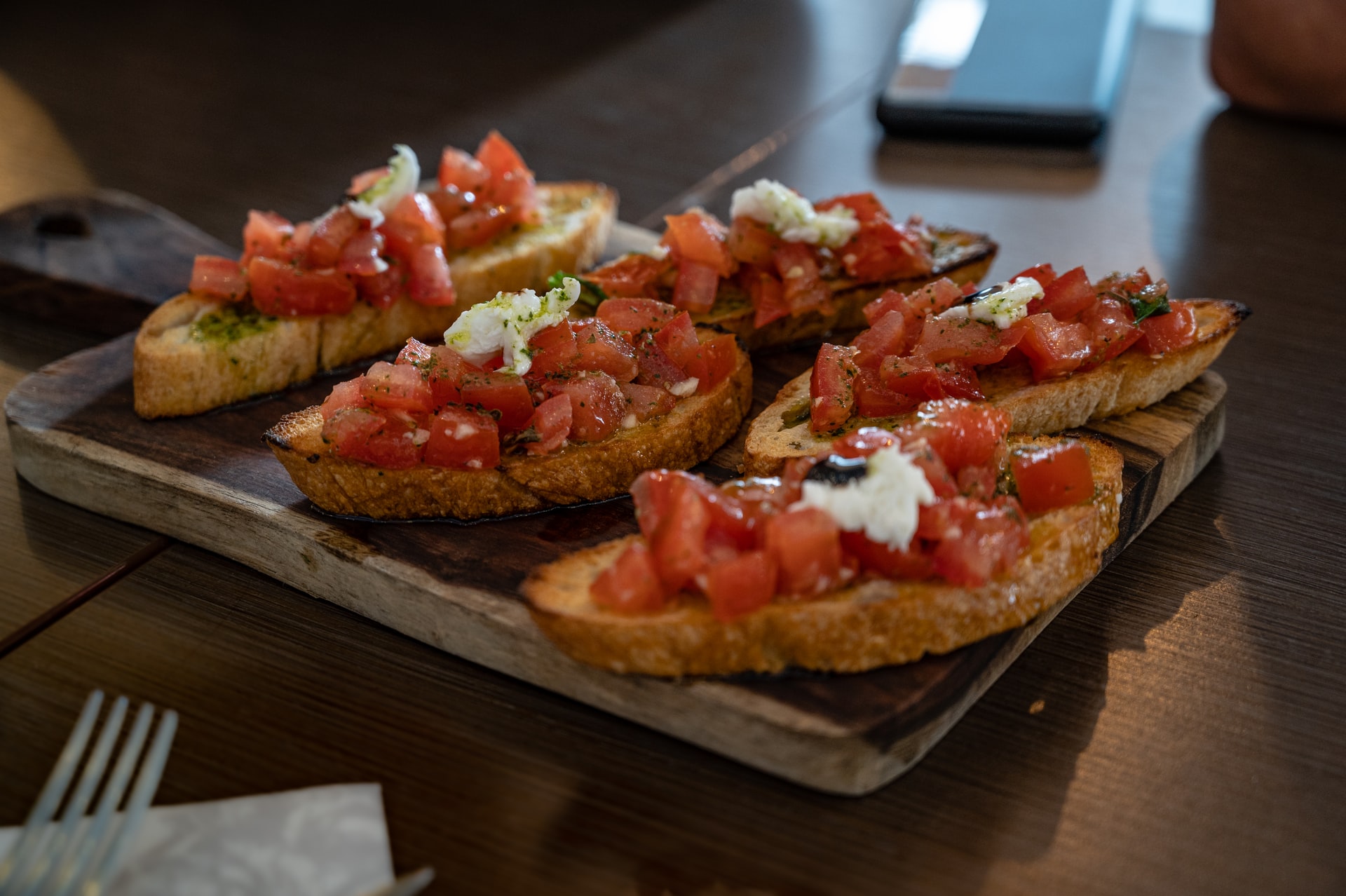 Bruschetta mit Tomaten und Basilikum