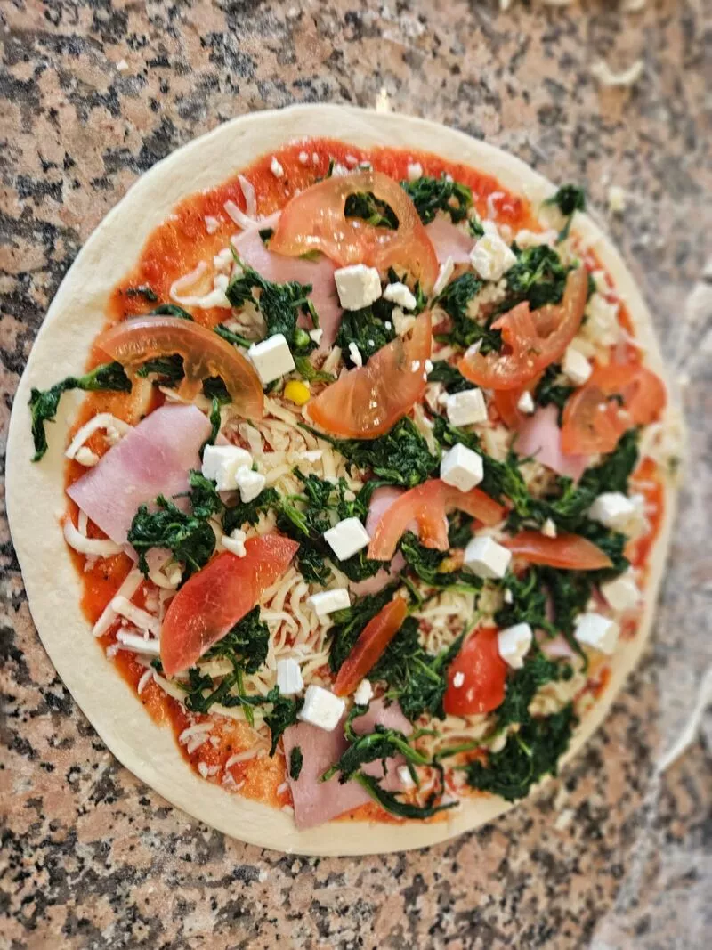 Pizza mit geschmolzenem Käse und knusprigem Rand