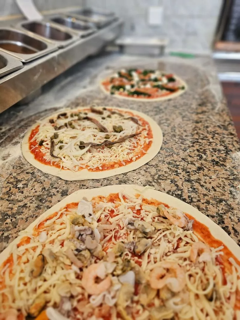 Nahaufnahme einer Pizza mit frischen Zutaten